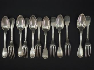 Vente aux enchères Suite de cinq grands couverts Restauration en argent, poinçon Vieillar