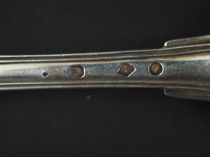 Suite de cinq grands couverts Restauration en argent, poinçon Vieillar