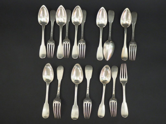Vente aux enchères Ensemble comprenant : - trois grands couverts et deux cuillères Restau