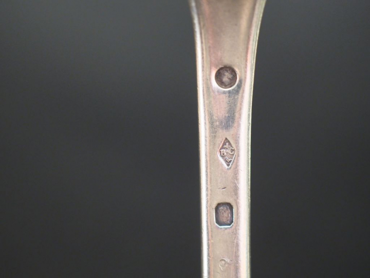 Ensemble comprenant : - trois grands couverts et deux cuillères Restau