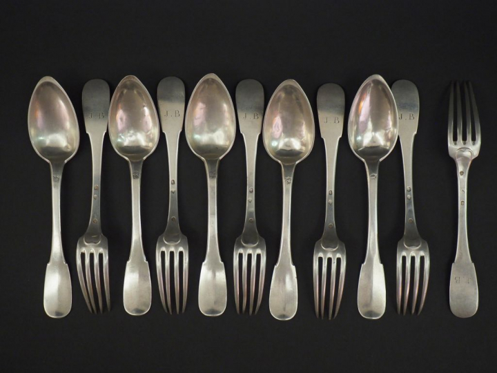 Cinq grands couverts et une fourchettes Restauration en argent, poinço
