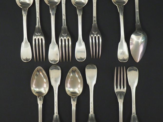 Ensemble comprenant :  - trois grands couverts et deux grandes cuillèr