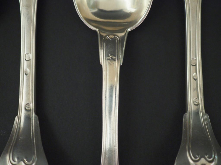 Ensemble comprenant :  - trois grands couverts et deux grandes cuillèr