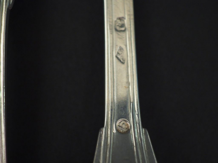 Ensemble comprenant :  - trois grands couverts et deux grandes cuillèr