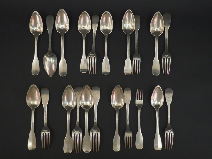 Ensemble comprenant :  - une suite de trois grandes cuillères Restaura