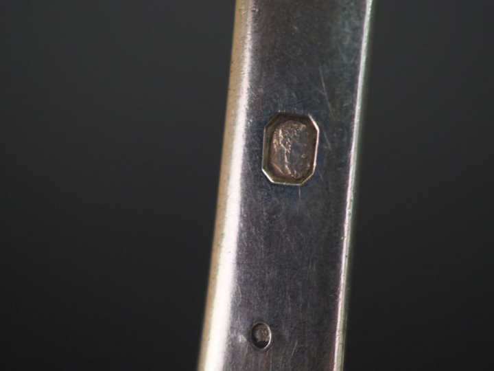 Ensemble comprenant :  - une suite de trois grandes cuillères Restaura