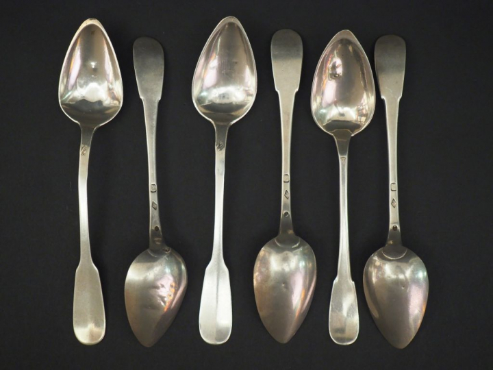 Ensemble comprenant :  - une suite de quatre cuillères à café en argen