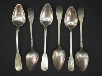 Vente aux enchères Ensemble comprenant :  - une suite de quatre cuillères à café en argen