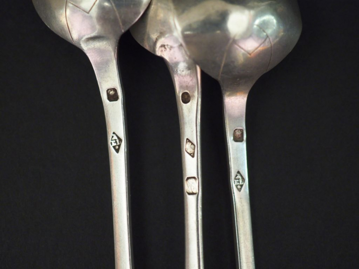 Ensemble comprenant :  - une suite de quatre cuillères à café en argen