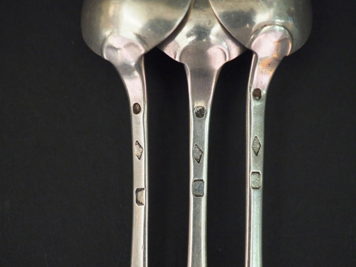 Ensemble comprenant :  - une suite de quatre cuillères à café en argen