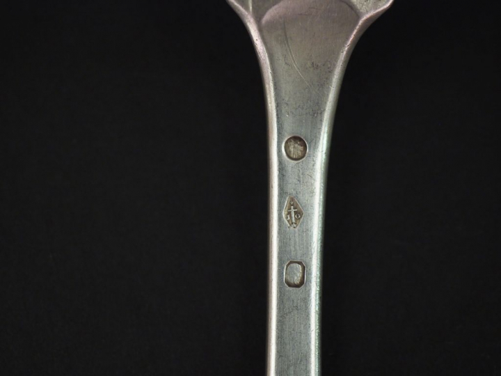 Ensemble comprenant deux grandes fourchettes et dix grandes cuillères 