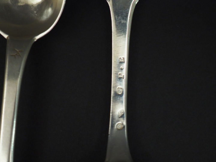 Ensemble comprenant deux grandes fourchettes et dix grandes cuillères 