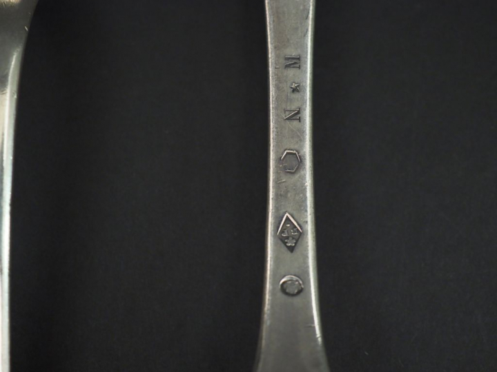 Quatre grands couverts et six cuillères en argent, modèle uniplat. Poi