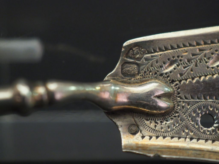 Ensemble comprenant :  - un couteau à poisson Restauration en argent, 