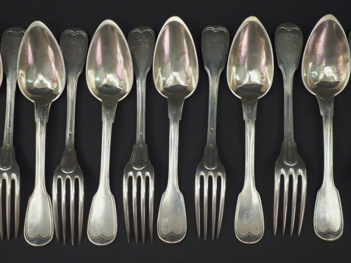 Ensemble comprenant :  - une suite de six grandes cuillères Restaurati