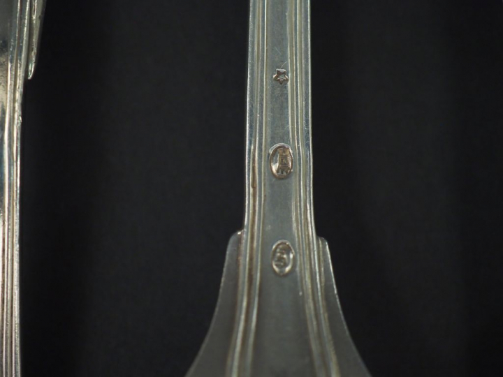 Ensemble comprenant :  - une suite de six grandes cuillères Restaurati