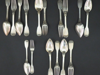 Vente aux enchères Ensemble comprenant :  - deux différentes cuillères en argent XVIIIème