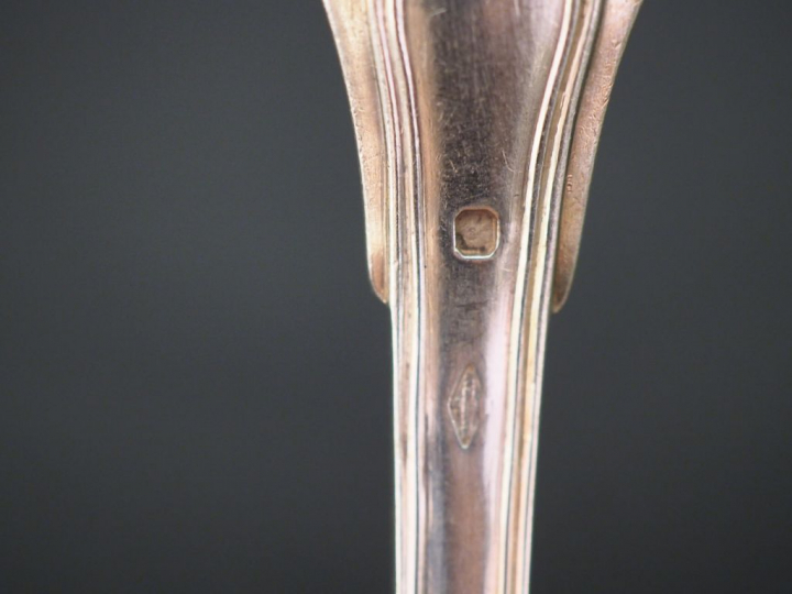 Ensemble comprenant :  - deux différentes cuillères en argent XVIIIème