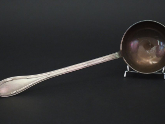 Vente aux enchères Louche de style Louis XVI en argent, poinçon Minerve, à décor de tiges