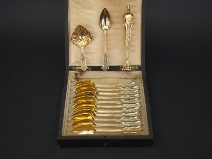 Service à café de style Louis XV en vermeil, poinçon Minerve, à décor 