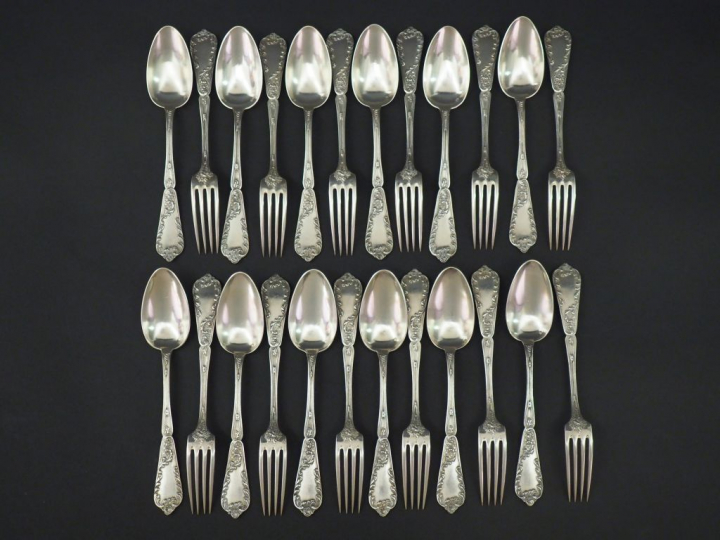 Suite de douze couverts à entremets de style Louis XV en argent, poinç