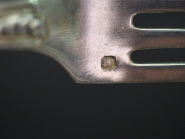 Suite de douze couverts à entremets de style Louis XV en argent, poinç