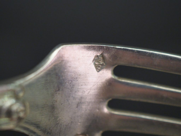 Suite de douze couverts à entremets de style Louis XV en argent, poinç