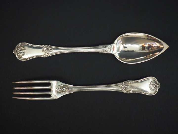 Suite de douze couverts à entremets de style Louis XV en argent, poinç