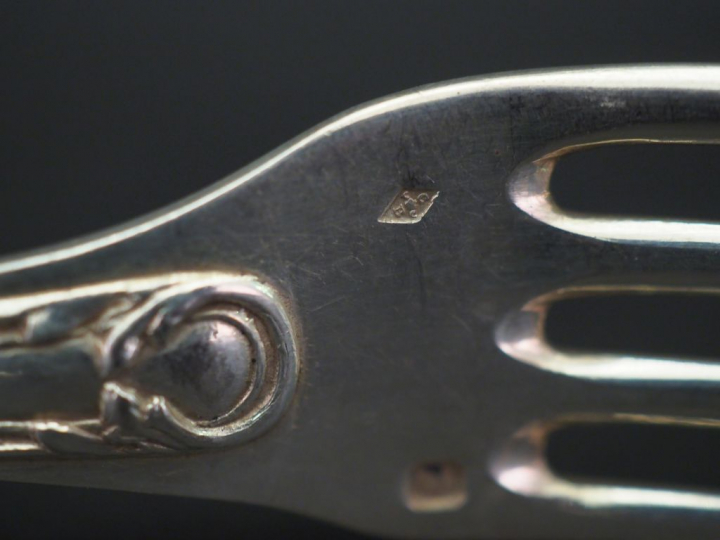 Suite de douze couverts à entremets de style Louis XV en argent, poinç