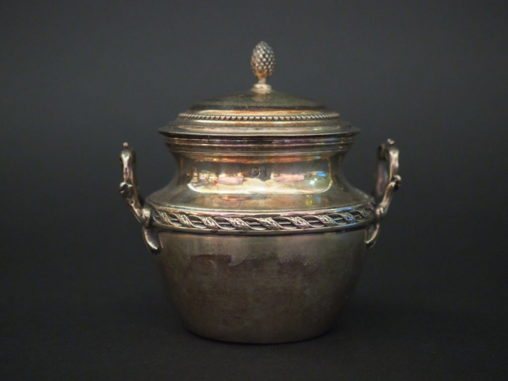 Petit sucrier en argent, poinçon Minerve, à décor d'une frise de feuil