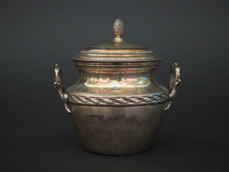 Vente aux enchères Petit sucrier en argent, poinçon Minerve, à décor d'une frise de feuil