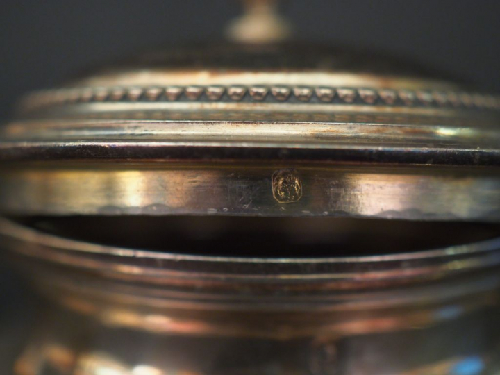 Petit sucrier en argent, poinçon Minerve, à décor d'une frise de feuil