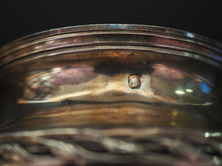 Petit sucrier en argent, poinçon Minerve, à décor d'une frise de feuil