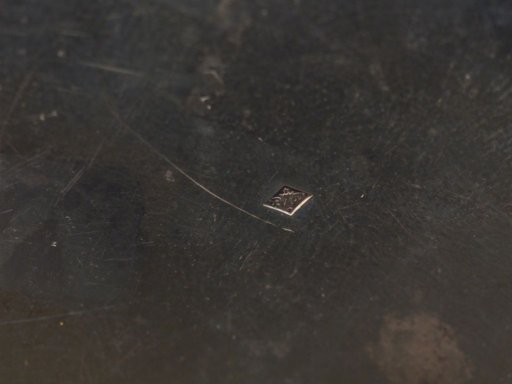 Petit sucrier en argent, poinçon Minerve, à décor d'une frise de feuil