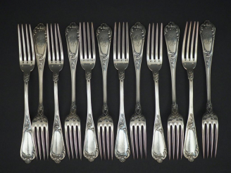 Vente aux enchères Suite de douze fourchettes à entremets de style Louis XV en argent, po