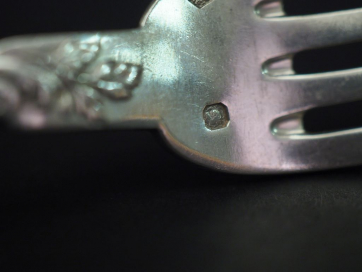 Suite de douze fourchettes à entremets de style Louis XV en argent, po