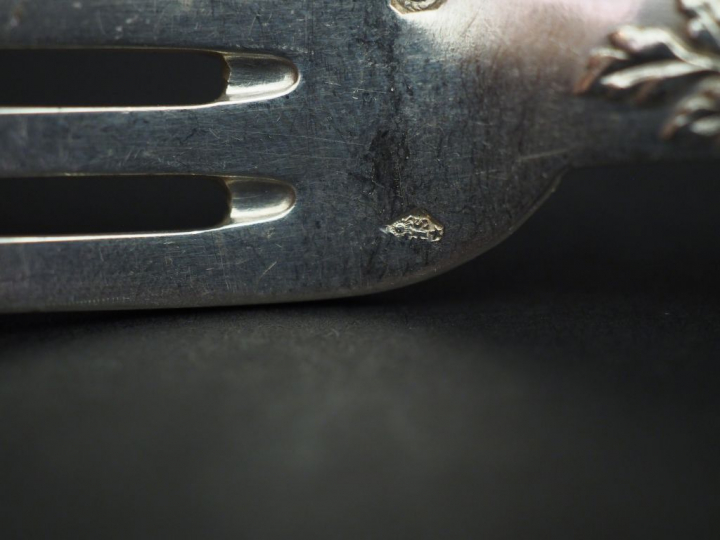 Suite de douze fourchettes à entremets de style Louis XV en argent, po