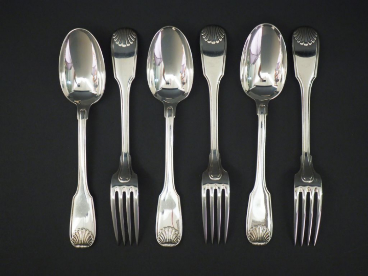 Suite de trois grands couverts en argent, poinçon Minerve, modèle à do