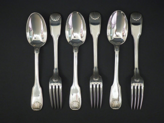 Vente aux enchères Suite de trois grands couverts en argent, poinçon Minerve, modèle à do