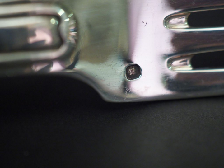 Suite de trois grands couverts en argent, poinçon Minerve, modèle à do