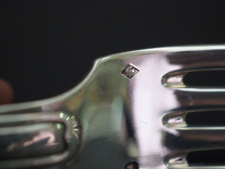 Suite de trois grands couverts en argent, poinçon Minerve, modèle à do