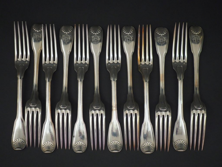 Suite de douze grandes fourchettes en argent, poinçon Minerve, modèle 