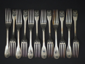 Vente aux enchères Suite de douze grandes fourchettes en argent, poinçon Minerve, modèle 