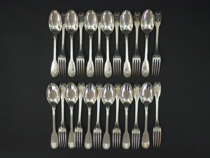 Suite de douze couverts à entremets en argent, poinçon Minerve, modèle