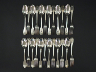 Vente aux enchères Suite de douze couverts à entremets en argent, poinçon Minerve, modèle