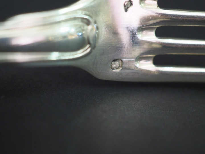 Suite de douze couverts à entremets en argent, poinçon Minerve, modèle