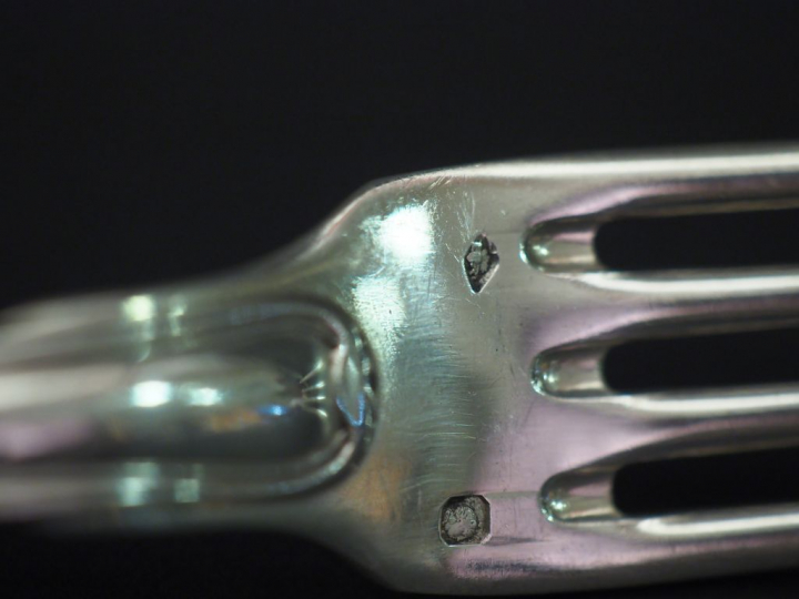 Suite de douze couverts à entremets en argent, poinçon Minerve, modèle