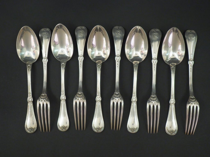 Suite de cinq grands couverts en argent, poinçon Minerve, à décor de f