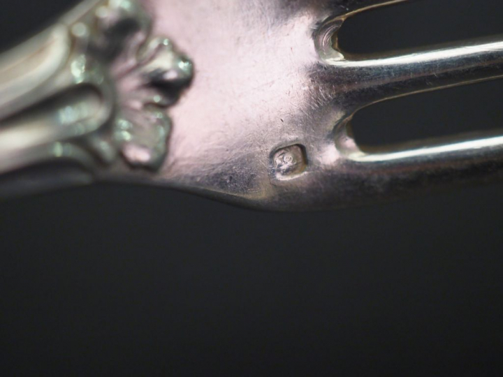 Suite de cinq grands couverts en argent, poinçon Minerve, à décor de f