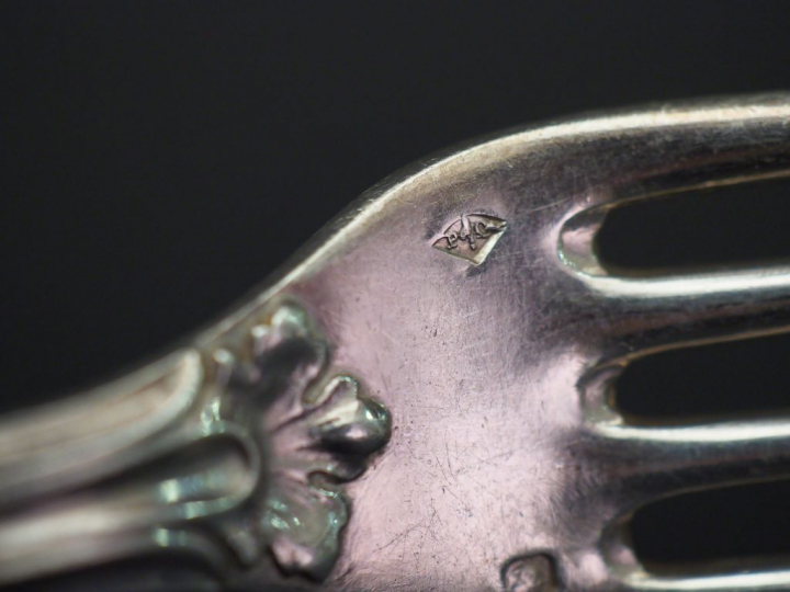 Suite de cinq grands couverts en argent, poinçon Minerve, à décor de f